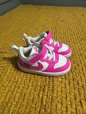 Nike Toddler Low-Top Sneakers in Hot Pink and White
